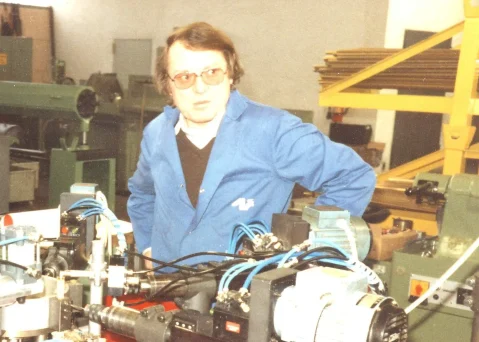 04_02_DerProduktionsstandortGrafenau_01_AufstellendererstenMaschinen1980