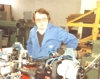 04_02_DerProduktionsstandortGrafenau_01_AufstellendererstenMaschinen1980